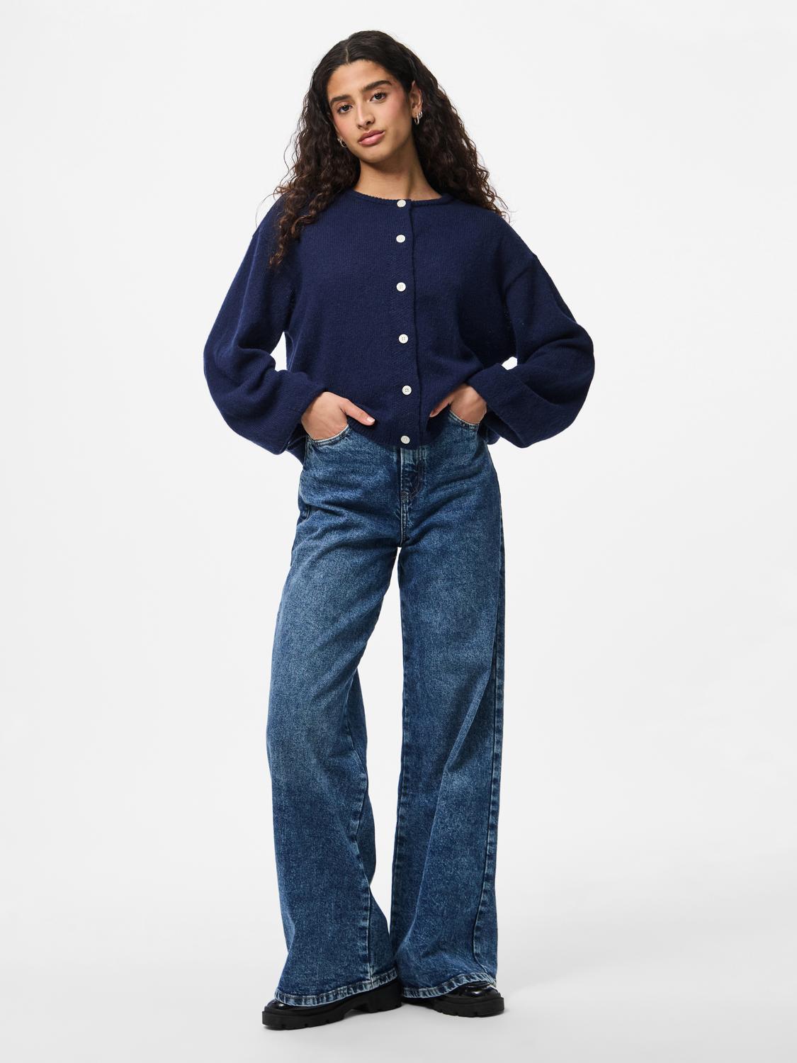 model_shot-front_full